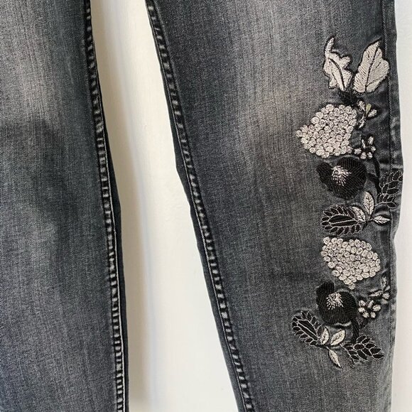 LIQUIDX Floral Embroidered Jeans 👖Women’s Size 11, Good Condition - Picture 7 of 10